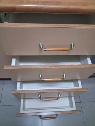 Muebles de cocina beige y marrón