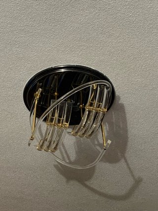 Lámpara de metacrilato y metal dorada