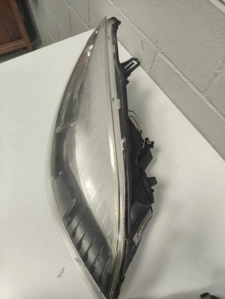 Faros de Renault Megane 3 de 2012.