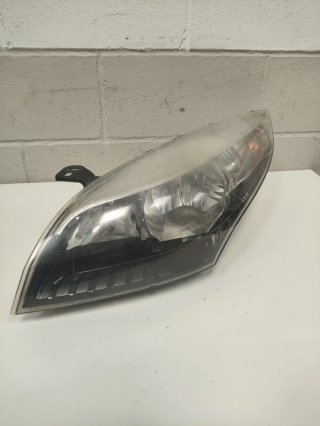 Faros de Renault Megane 3 de 2012.