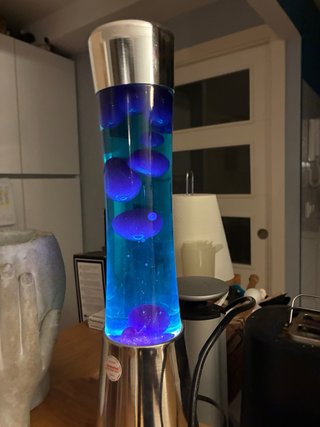 Lámpara de lava azul y plateada