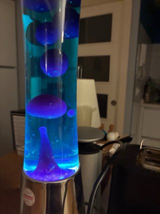 Lámpara de lava azul y plateada