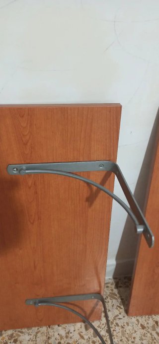 Estantes de madera con escuadras metálicas