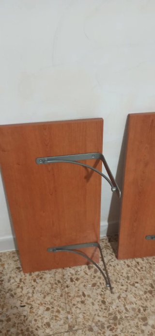 Estantes de madera con escuadras metálicas