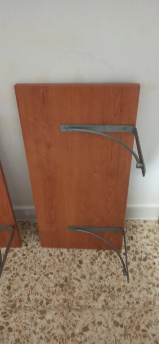 Estantes de madera con escuadras metálicas