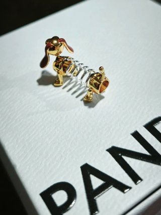 Charm Slinky Toy Story Disney Dorado con caja