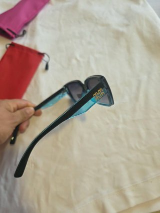 Gafas de sol negras y azules