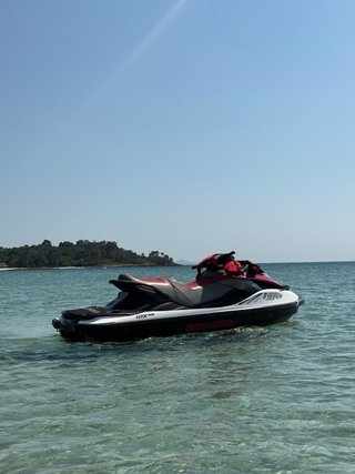 Moto de agua SeaDoo GTX 215 iS roja y blanca