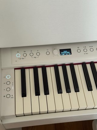 Roland F701 Blanco + Banqueta + Auriculares