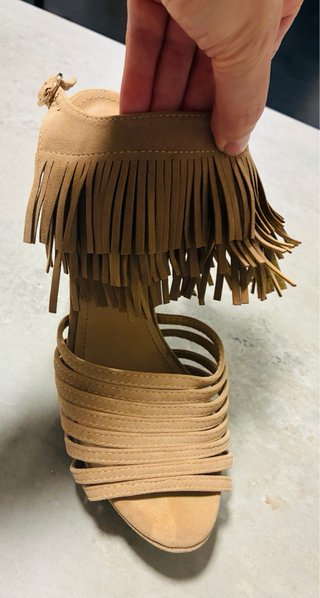 Sandalias Beige con Flecos y Tiras