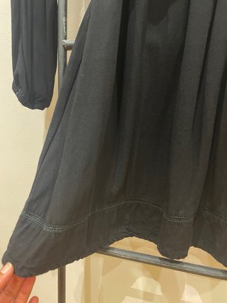Vestido negro con bordado multicolor