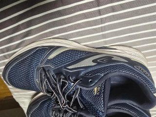 Zapatillas deportivas azules y blancas