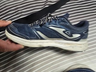 Zapatillas deportivas azules y blancas