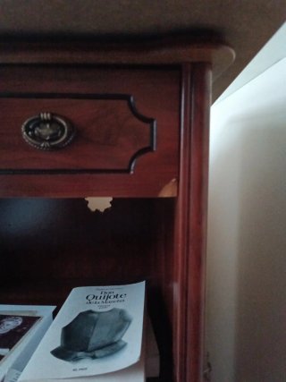 Aparador de madera con cristal