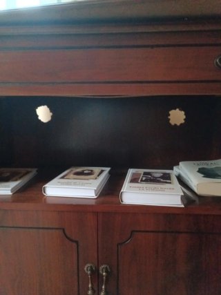 Aparador de madera con cristal
