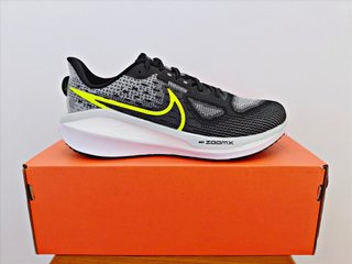 NIKE VOMERO 17