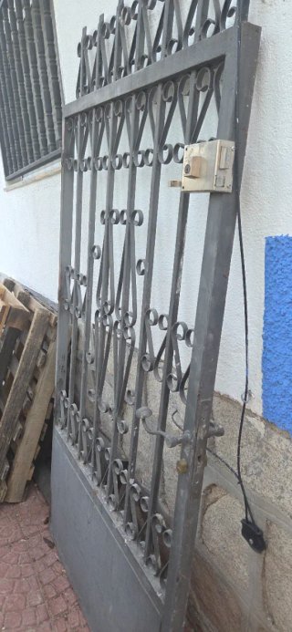 Portón doble y puerta peatonal forja