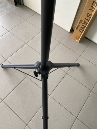 Tripé para luzes ou colunas