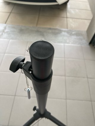 Tripé para luzes ou colunas