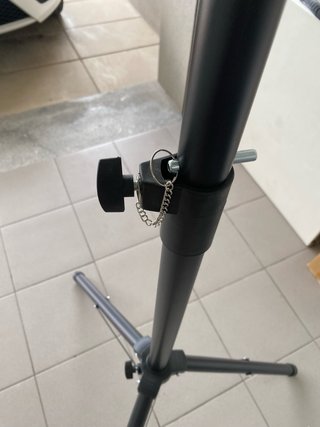 Tripé para luzes ou colunas