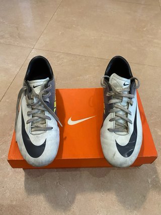 Botas Fútbol Nike Victory II. Talla 35.5 Niño