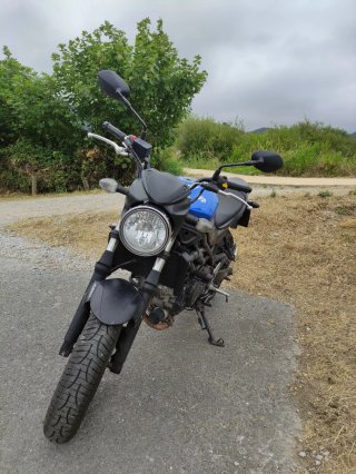 Suzuki SV 650 Naked Azul, Blanca, y Negra, con ABS