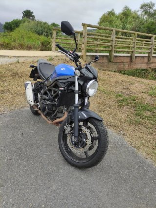 Suzuki SV 650 Naked Azul, Blanca, y Negra, con ABS