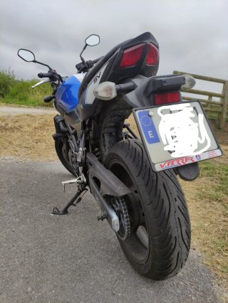 Suzuki SV 650 Naked Azul, Blanca, y Negra, con ABS
