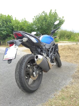 Suzuki SV 650 Naked Azul, Blanca, y Negra, con ABS