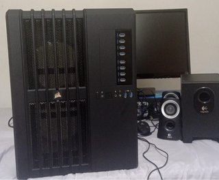 Monitor LG, Altavoces y Subwoofer Logitech