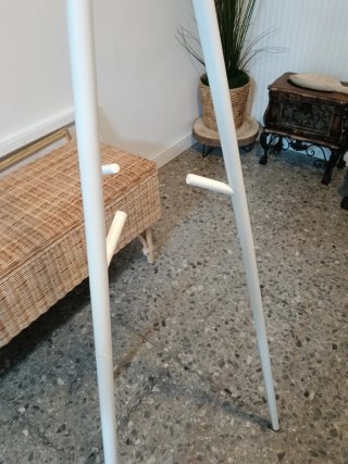 Perchero de pie blanco.