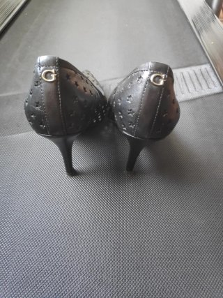 Zapatos Guess Tacón Negro Estrellas