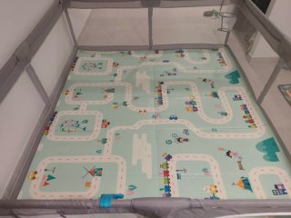 Parque infantil con alfombra de juegos 200x180