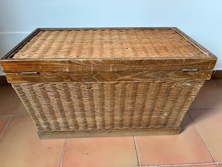 Baúl mimbre y madera