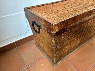 Baúl mimbre y madera