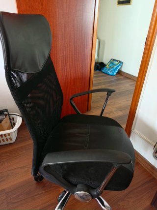 Silla de escritorio con ruedas y reposabrazos