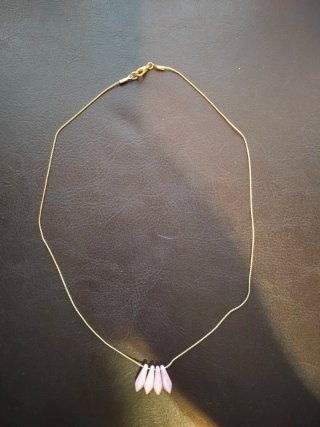 Cadena dorada con 4 colgantes rosa