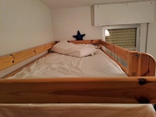 Cama litera madera con escritorio y baúl
