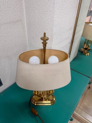 Lámpara de mesa dorada y beige