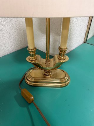 Lámpara de mesa dorada y beige