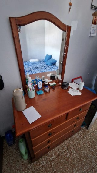 Tocador de madera con espejo