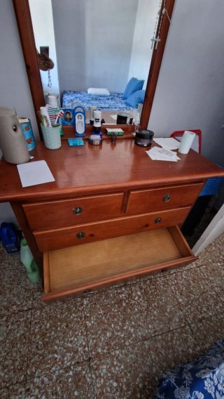 Tocador de madera con espejo