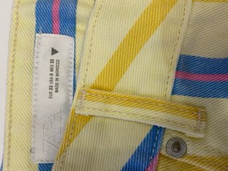 Pantalones de rayas amarillos y azules