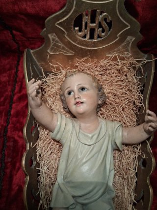 Niño Jesús con cuna dorada JHS