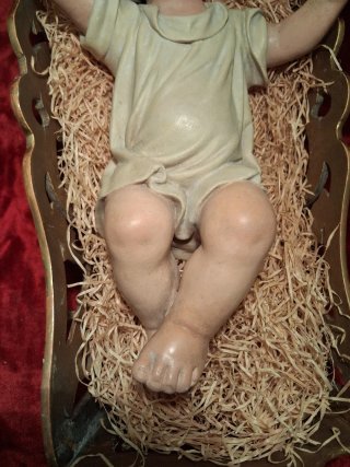 Niño Jesús con cuna dorada JHS