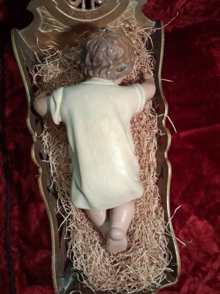 Niño Jesús con cuna dorada JHS
