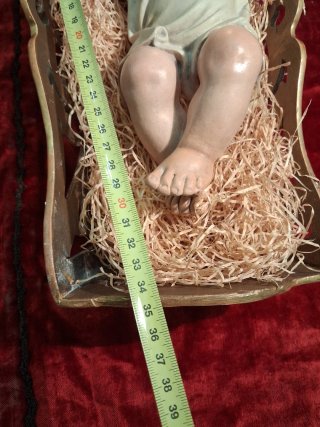 Niño Jesús con cuna dorada JHS