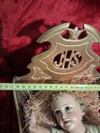 Niño Jesús con cuna dorada JHS