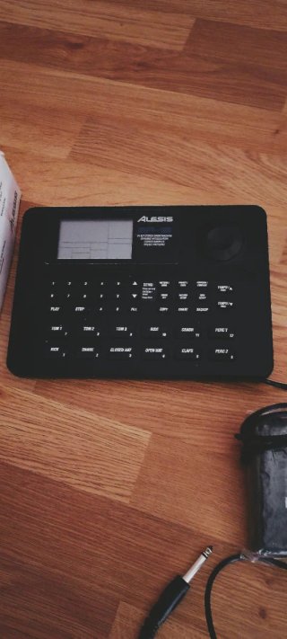 Caja de ritmos Alesis SR-16 con pedal