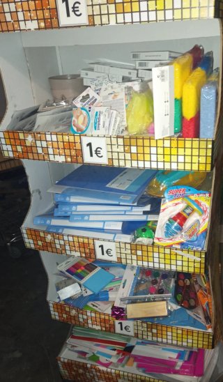 Lote pequeño de bazar más de 300 piezas